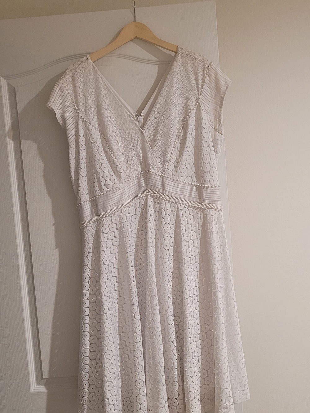 Figure flattering Lane Bryant women's v neck White Eyelet dress XXL